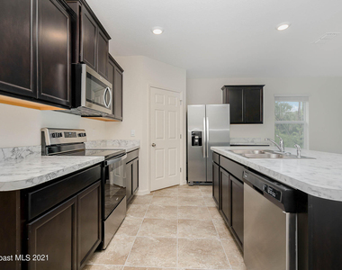 724 Starland Street Se - Photo Thumbnail 2