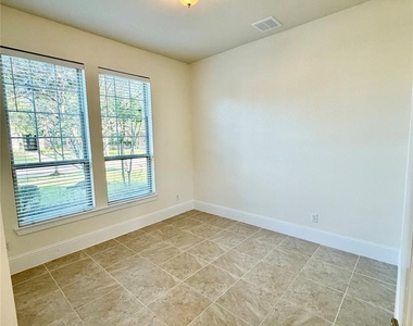 4526 Broken Rock Lane - Photo Thumbnail 15