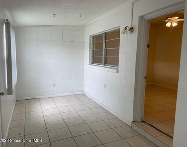 123 Roosevelt Avenue - Photo Thumbnail 8