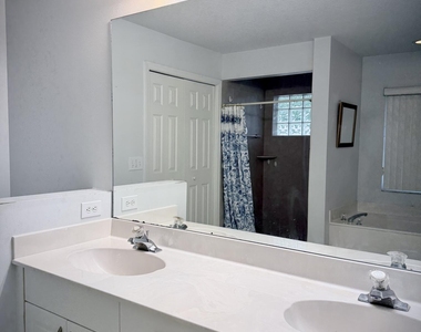 5105 Walton Avenue - Photo Thumbnail 8