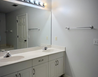 5105 Walton Avenue - Photo Thumbnail 7