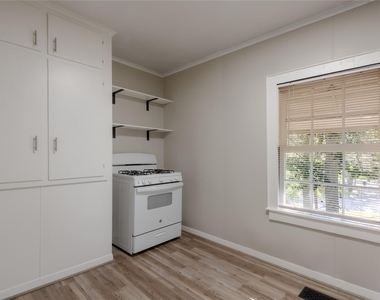 811 Sam Houston Avenue - Photo Thumbnail 8