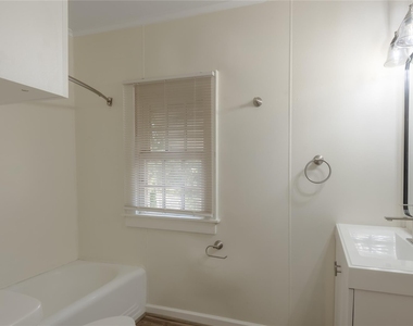 811 Sam Houston Avenue - Photo Thumbnail 12