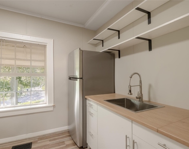 811 Sam Houston Avenue - Photo Thumbnail 4