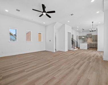 1103 Wilson St - Photo Thumbnail 2