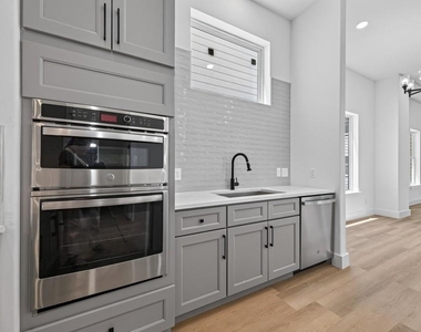 1103 Wilson St - Photo Thumbnail 3
