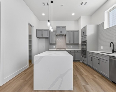 1103 Wilson St - Photo Thumbnail 8