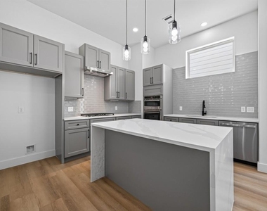 1103 Wilson St - Photo Thumbnail 4