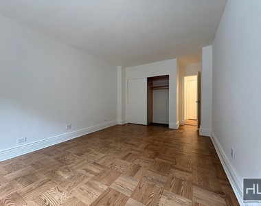 East 79 Street - Photo Thumbnail 5