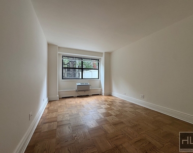 East 79 Street - Photo Thumbnail 4