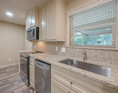 722 Venice Street - Photo Thumbnail 7