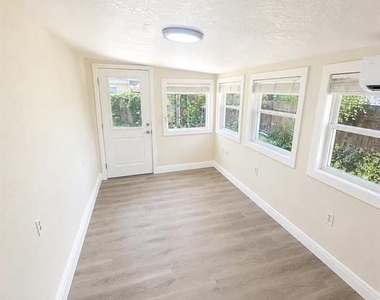 4305 Chestnut Avenue - Photo Thumbnail 2