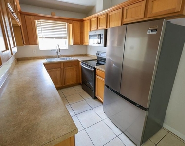 207 12th Avenue S - Photo Thumbnail 3