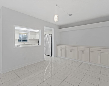4700 Cove Circle - Photo Thumbnail 10