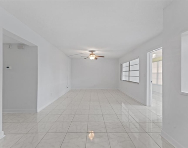 4700 Cove Circle - Photo Thumbnail 7