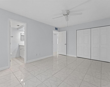 4700 Cove Circle - Photo Thumbnail 17