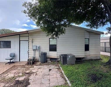 1001 Starkey Road - Photo Thumbnail 15