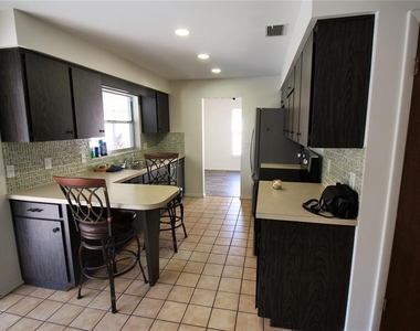 390 Lilac Road - Photo Thumbnail 3