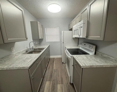650 Avenue C Sw - Photo Thumbnail 4