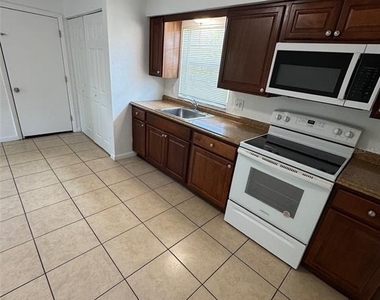 1712-1712 Ne 71st Street - Photo Thumbnail 5