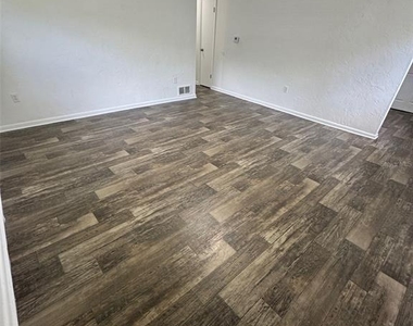 1640-1640 Ne 71st Place - Photo Thumbnail 2