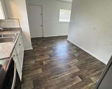 1640-1640 Ne 71st Place - Photo Thumbnail 5