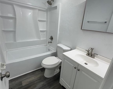 1640-1640 Ne 71st Place - Photo Thumbnail 9
