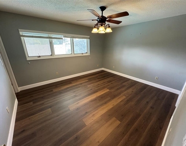 1903 Collier Drive - Photo Thumbnail 5
