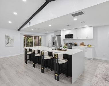 300 E Sweetwater Creek Drive - Photo Thumbnail 7