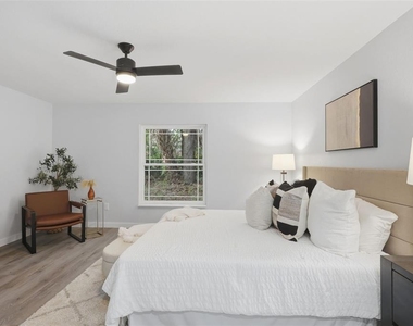 300 E Sweetwater Creek Drive - Photo Thumbnail 13