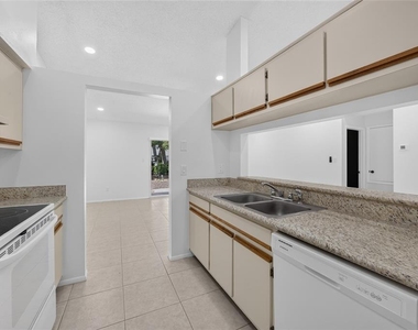102 Edgewater Circle - Photo Thumbnail 6