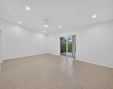 102 Edgewater Circle - Photo Thumbnail 2