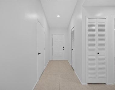 102 Edgewater Circle - Photo Thumbnail 7