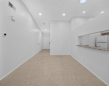 102 Edgewater Circle - Photo Thumbnail 4