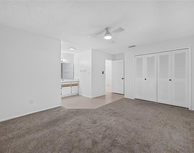 102 Edgewater Circle - Photo Thumbnail 10