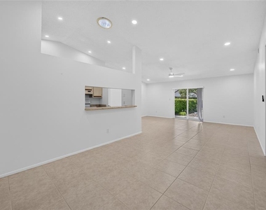 102 Edgewater Circle - Photo Thumbnail 3