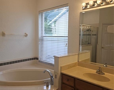 350 Lake Amberleigh Drive - Photo Thumbnail 16