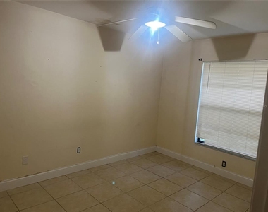 7200 Sw 42nd Place - Photo Thumbnail 3