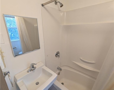 426 Carlton Avenue - Photo Thumbnail 12