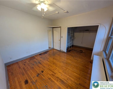 426 Carlton Avenue - Photo Thumbnail 9