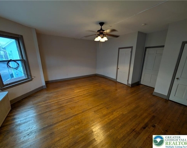 426 Carlton Avenue - Photo Thumbnail 5