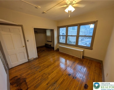 426 Carlton Avenue - Photo Thumbnail 8