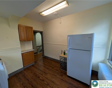 426 Carlton Avenue - Photo Thumbnail 7