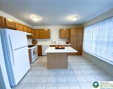 8134 Heritage Drive - Photo Thumbnail 8