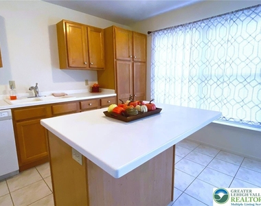 8134 Heritage Drive - Photo Thumbnail 11