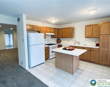 8134 Heritage Drive - Photo Thumbnail 7