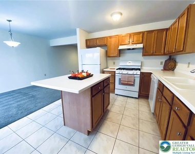8134 Heritage Drive - Photo Thumbnail 10