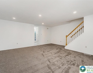 8134 Heritage Drive - Photo Thumbnail 4