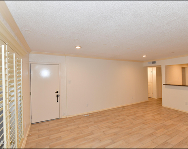 4433 N Stanton Street - Photo Thumbnail 4