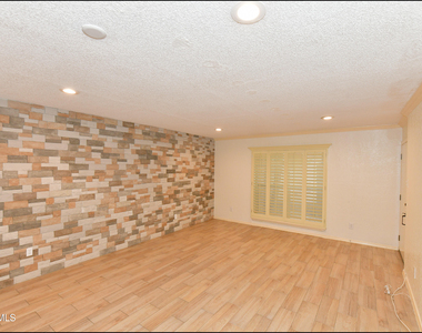4433 N Stanton Street - Photo Thumbnail 6